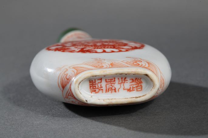 Snuff bottle jade nephrite finely engraved with brocade (very well hollowed) (small white spot !!) | MasterArt